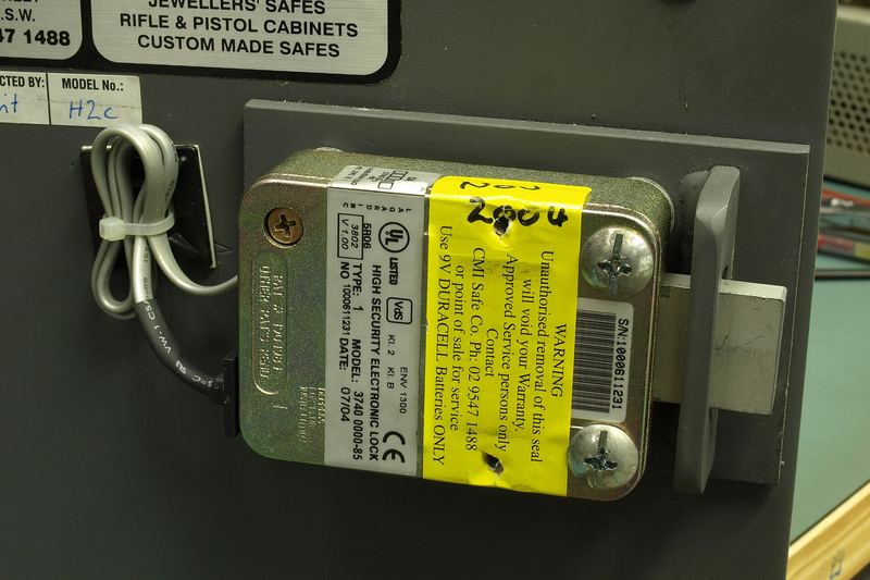 Electronic safe lock mechanism