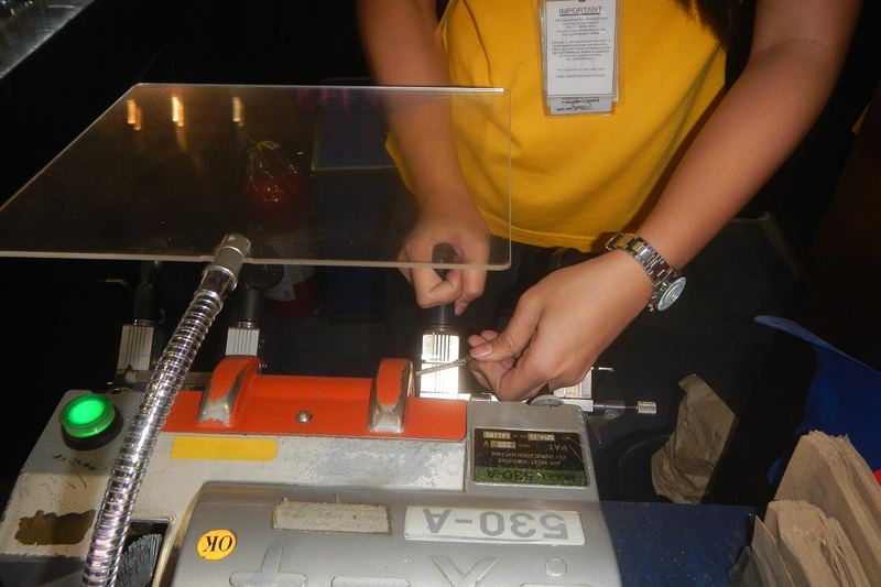 Key cutter working at a duplicating machine